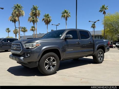 Used 2016 Toyota Tacoma TRD Sport RWD image 2