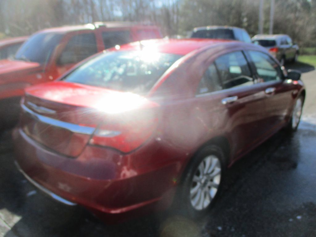 Used 2013 Chrysler 200 Limited FWD image 5