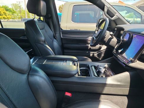 Used 2023 Jeep Wagoneer L Series II AWD/4WD image 10
