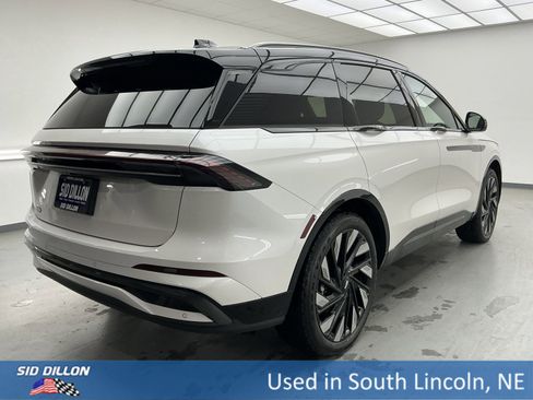 Used 2025 Lincoln Nautilus Reserve w/ Jet Appearance Package image 4