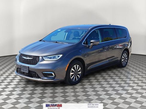 Used 2022 Chrysler Pacifica Touring-L w/ Uconnect Theater Family Group image 2