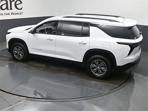 Used 2025 Chevrolet Traverse LT image 40