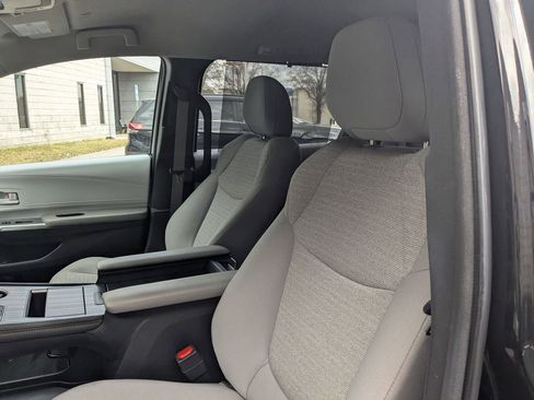 Used 2025 Toyota Sienna LE image 21