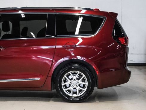 Used 2020 Chrysler Pacifica Touring-L image 17