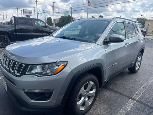 Used 2019 Jeep Compass Latitude w/ Cold Weather Group AWD/4WD image 3