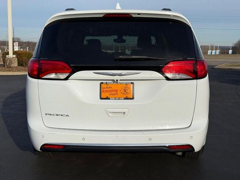 Used 2017 Chrysler Pacifica Touring-L w/ Tire & Wheel Group image 4