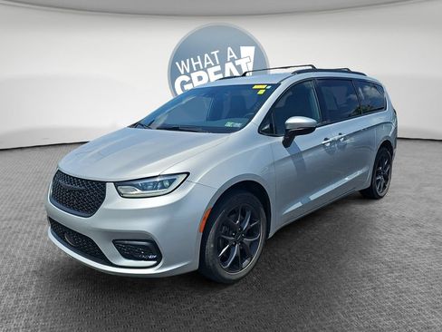 Used 2023 Chrysler Pacifica Touring-L w/ S Appearance Package AWD/4WD image 8
