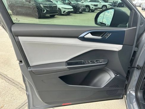 Certified 2024 Volkswagen Taos SE FWD image 44