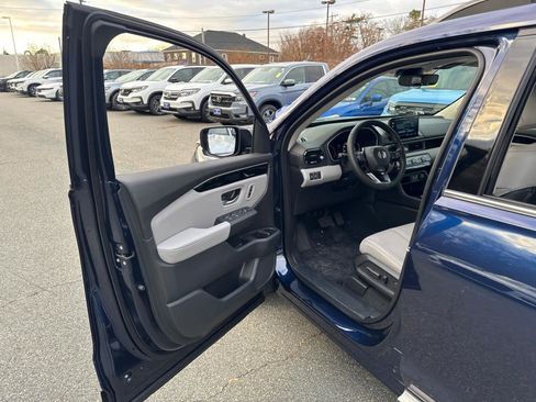 New 2025 Honda Pilot Touring image 12