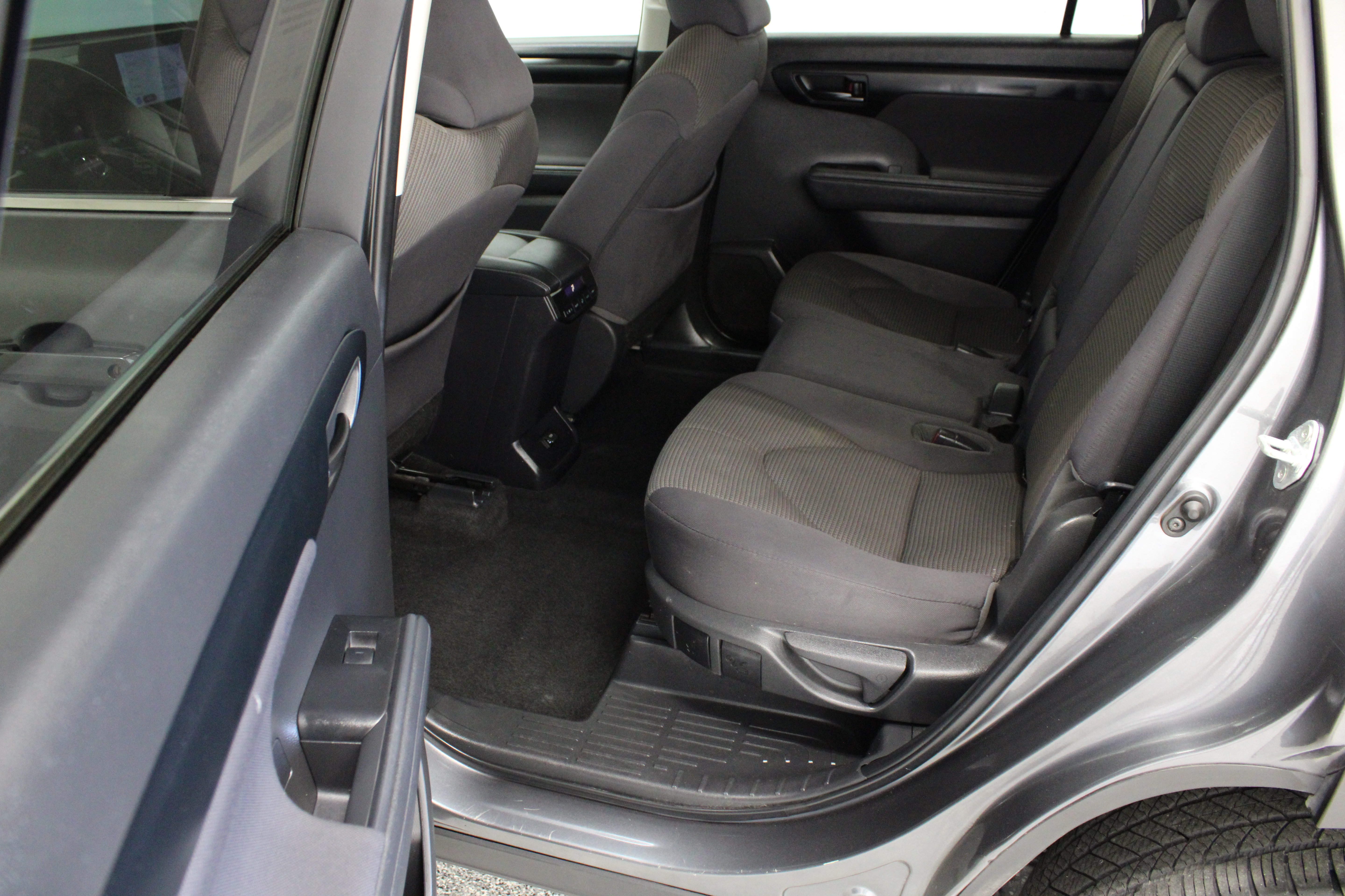 Used 2023 Toyota Highlander LE FWD image 28