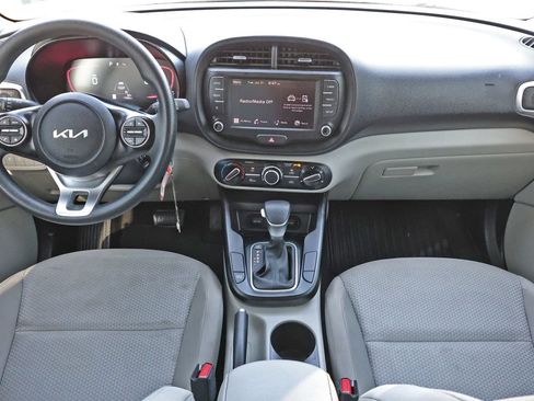 Used 2025 Kia Soul LX w/ LX Technology Package FWD image 2