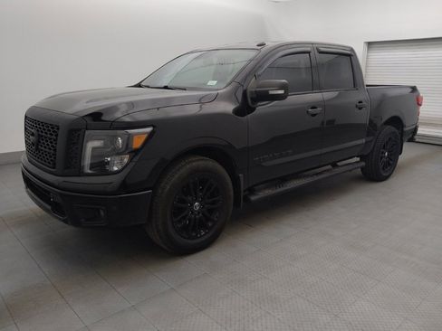 Used 2018 Nissan Titan SV w/ SV Convenience Package image 2