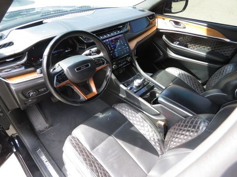 Used 2023 Jeep Grand Cherokee Summit AWD/4WD image 11
