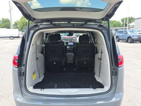 Used 2023 Chrysler Pacifica Touring-L FWD image 26