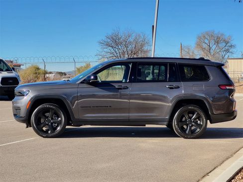 Used 2023 Jeep Grand Cherokee L Laredo image 4