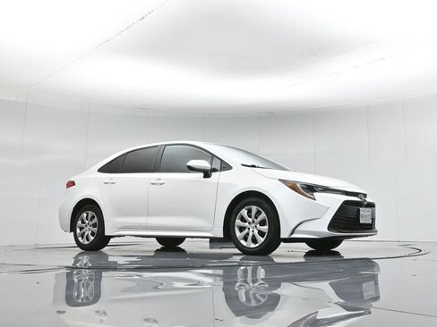 Used 2025 Toyota Corolla LE image 3