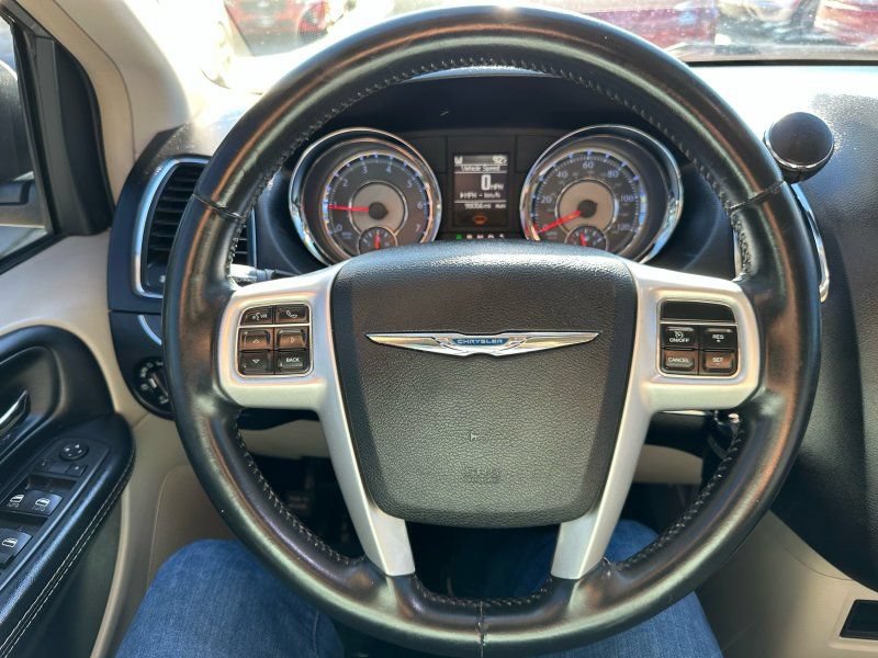 Used 2014 Chrysler Town & Country Touring FWD image 20