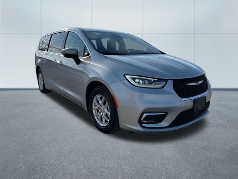 Certified 2023 Chrysler Pacifica Touring-L image 9