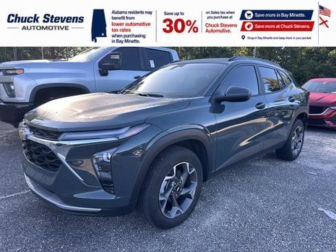 Used 2025 Chevrolet Trax LT FWD image 4