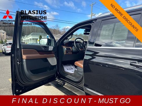 Used 2022 Lincoln Navigator Reserve image 12