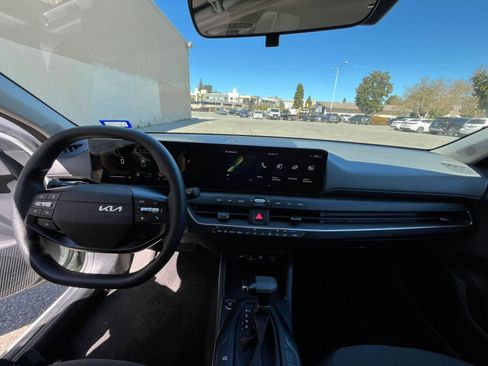 Used 2025 Kia K4 LXS image 32