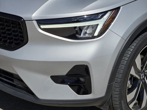 Used 2023 Volvo XC40 B5 Plus image 14