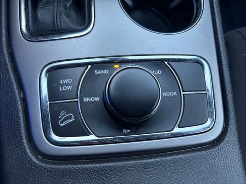 Used 2019 Jeep Grand Cherokee Laredo image 21