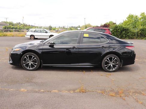 Used 2019 Toyota Camry SE w/ Convenience Package FWD image 8