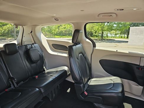 Used 2023 Chrysler Pacifica Touring-L FWD image 14