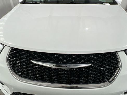 Used 2022 Chrysler Pacifica Touring-L image 10