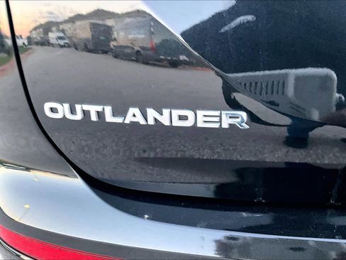 Used 2023 Mitsubishi Outlander SE image 9