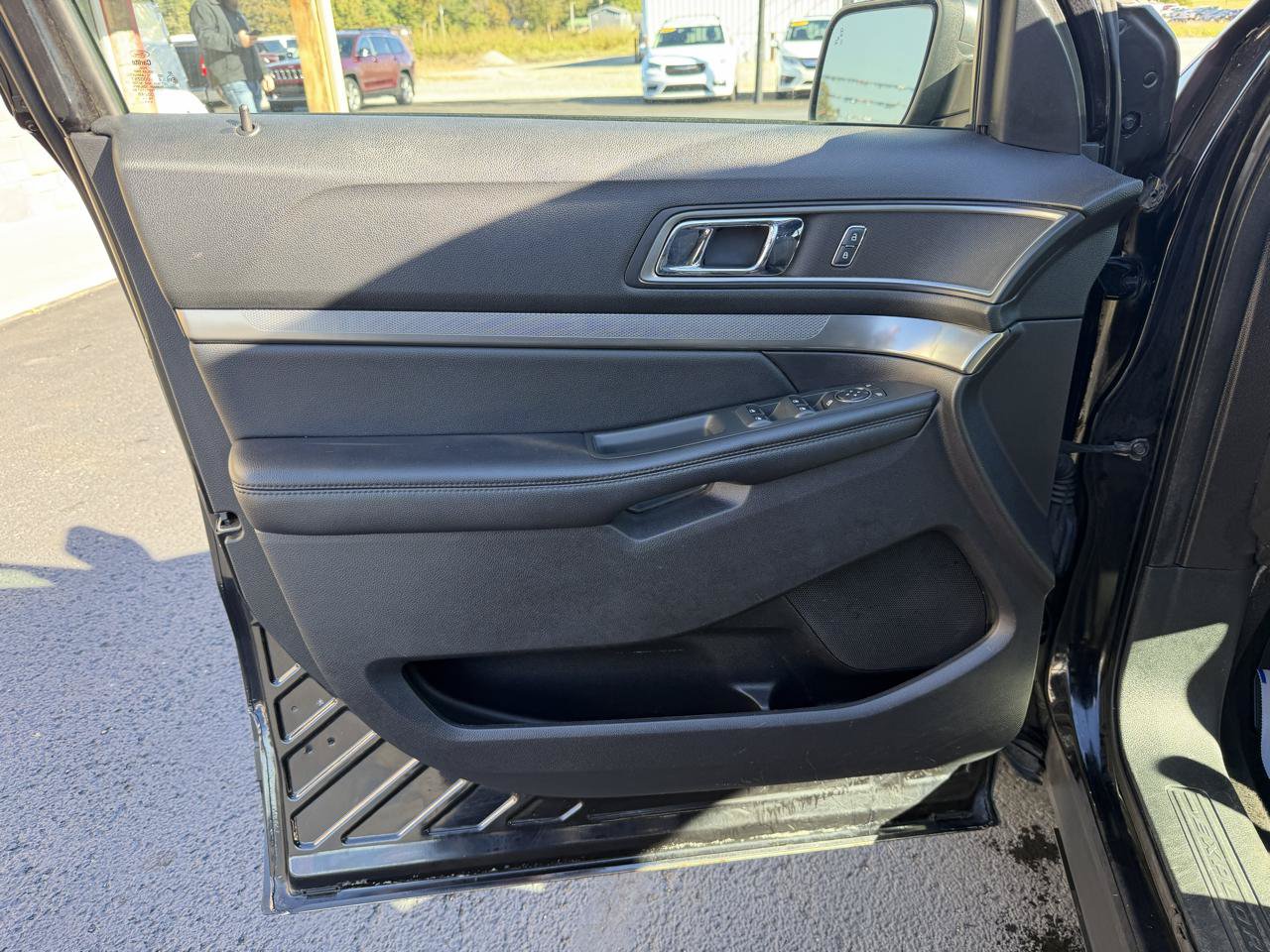 Used 2019 Ford Explorer XLT w/ Equipment Group 201A AWD/4WD image 13