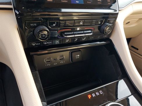 Used 2022 Jeep Grand Cherokee Limited image 25