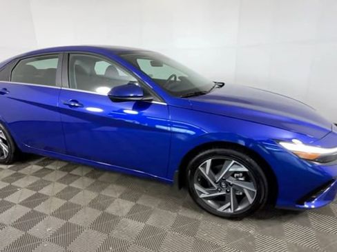 Used 2025 Hyundai Elantra SEL FWD image 2