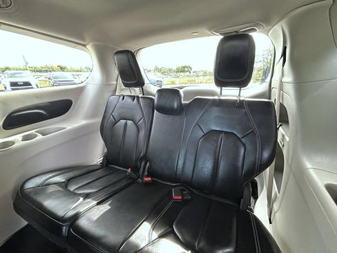 Used 2023 Chrysler Pacifica Touring-L FWD image 20