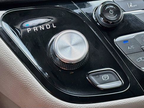 Used 2024 Chrysler Pacifica Limited FWD image 15