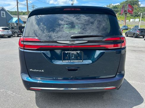 Used 2023 Chrysler Pacifica Touring-L FWD image 4