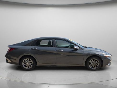 Used 2024 Hyundai Elantra SEL FWD image 8