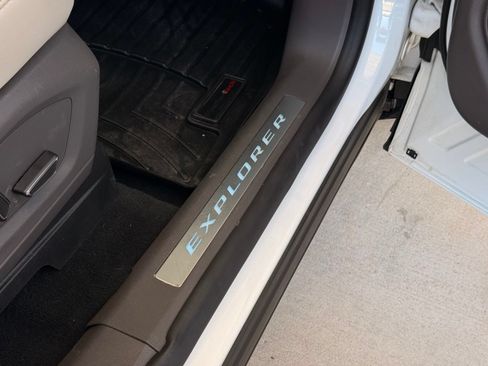 Used 2020 Ford Explorer Platinum w/ Premium Technology Package AWD/4WD image 30