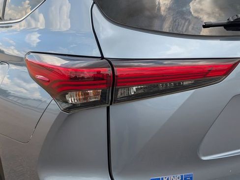 Used 2020 Toyota Highlander XLE FWD image 18