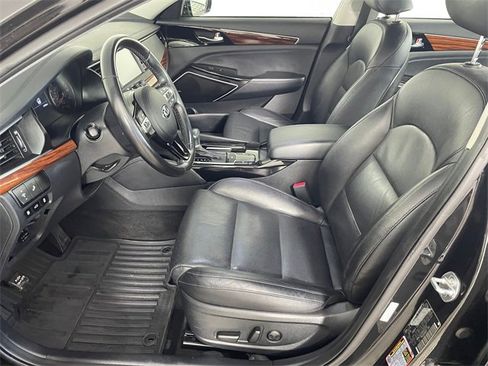 Certified 2017 Kia Cadenza Premium w/ Luxury Package image 2