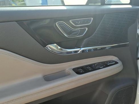 Used 2022 Lincoln Corsair AWD w/ Premium Package image 11