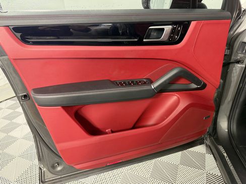 Used 2021 Porsche Cayenne image 14