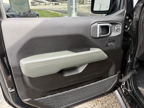 Used 2025 Jeep Gladiator Mojave w/ Convenience Group image 14