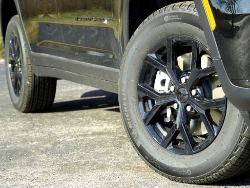 New 2025 Jeep Grand Cherokee L Altitude image 4