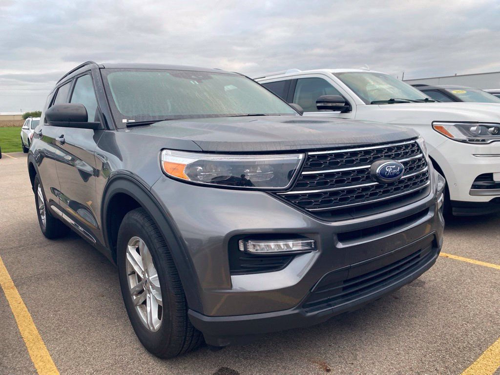 Used 2023 Ford Explorer XLT w/ Equipment Group 202A AWD/4WD image 3