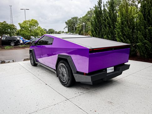 Used 2025 Tesla Cybertruck AWD Crew Cab image 9