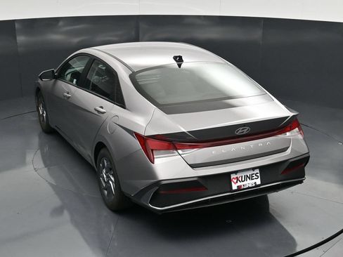 Used 2024 Hyundai Elantra SEL FWD image 41