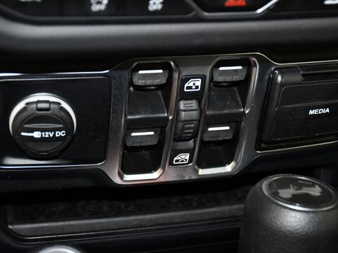 Used 2025 Jeep Wrangler Unlimited Sahara AWD/4WD image 31