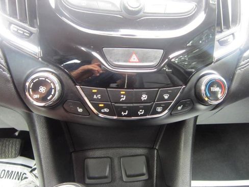Used 2018 Chevrolet Cruze Premier FWD image 15